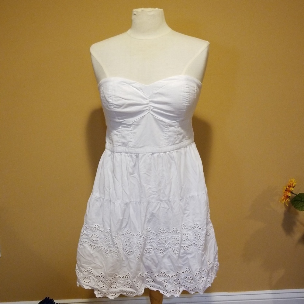 White lace strapless dress